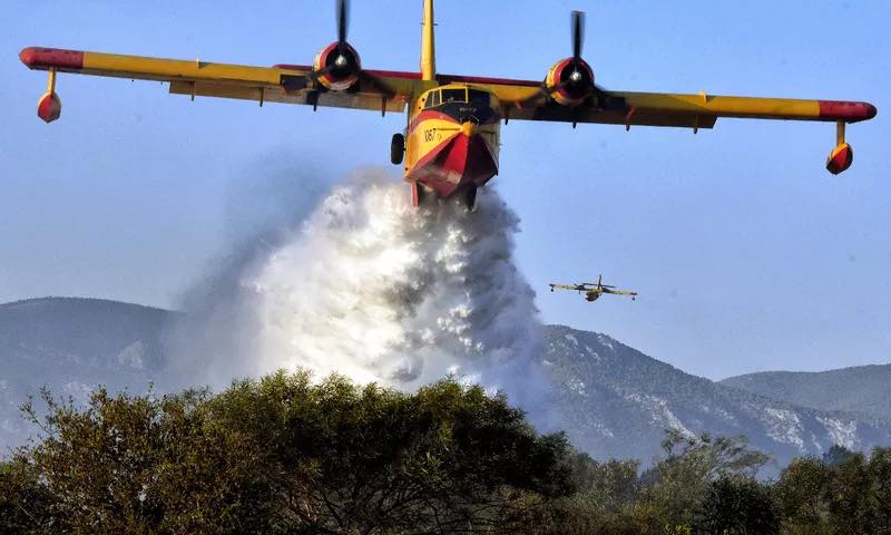 Zjarret në Finiq e Dropull/ Dy avionë “Canadair” nisin ndërhyrjen nga ajri për shuarjen e flakëve