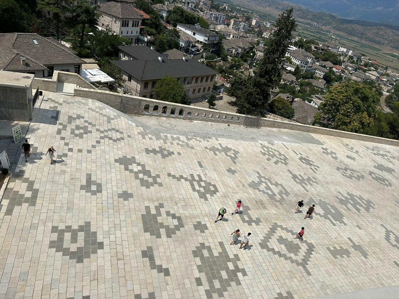 Rama publikon fotot: Qilimi i gurtë, mikpritja e veçantë për turistët në Gjirokastër