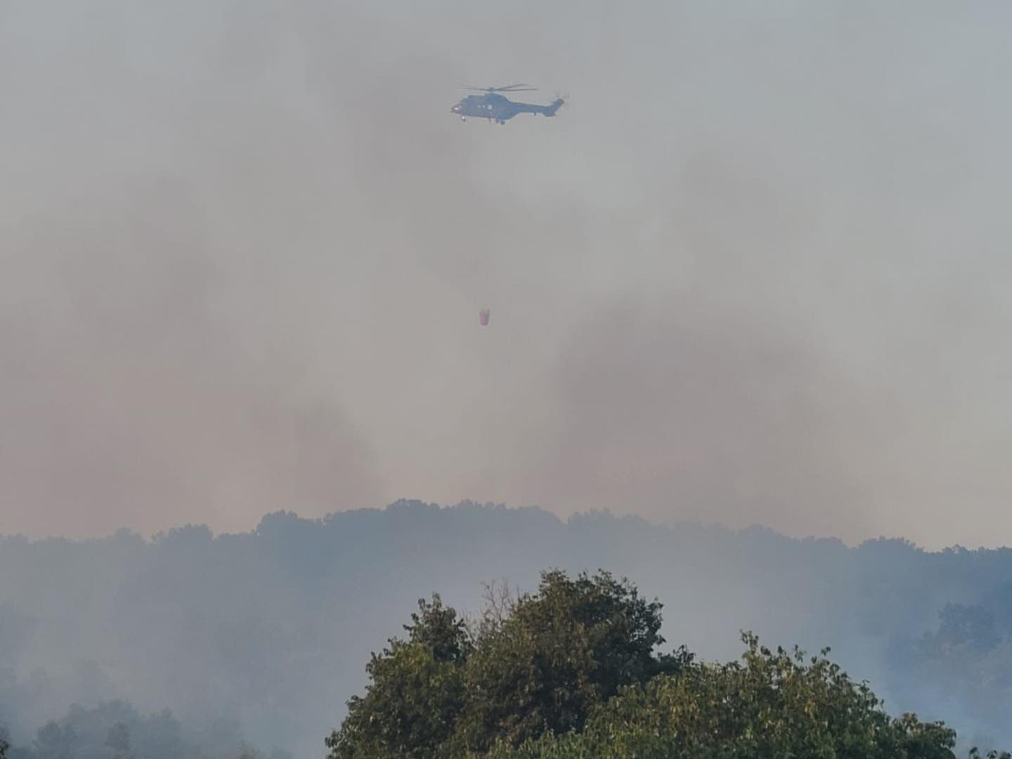 Situata kritike në Shëngjin/ Helikopteri “Cougar” ndërhyn nga ajri për shuarjen e flakëve