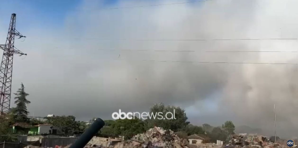VIDEO/ Zjarri në fushën e mbetjeve në Vlorë, tymi shqetësues për banorët dhe pushuesit