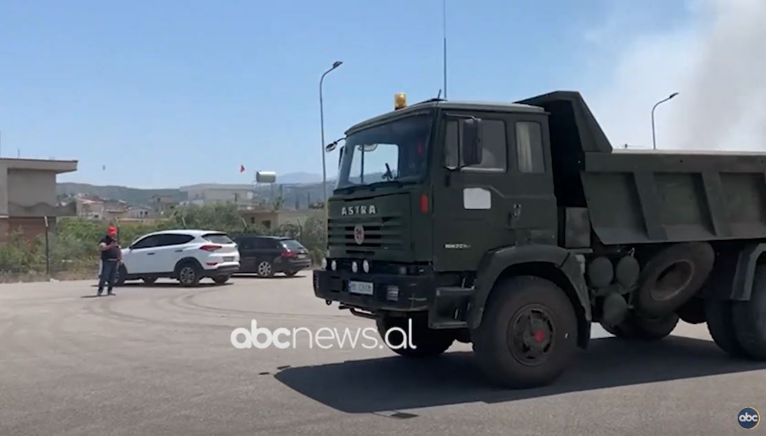 VIDEO/ Zjarri në fushën e mbetjeve në Vlorë, mjetet e ushtrisë shkojnë në ndihmë për shuarjen e flakëve