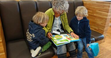 Ligji i ri në Suedi: Gjyshërit mund të marrin kompensim financiar për t’u kujdesur për nipërit e tyre