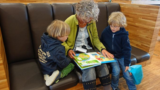 Ligji i ri në Suedi: Gjyshërit mund të marrin kompensim financiar për t’u kujdesur për nipërit e tyre