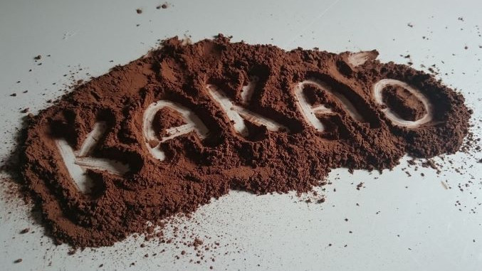 Tregtarët shënojnë humbje prej të paktën një miliardë dollarësh për shkak të kakaos