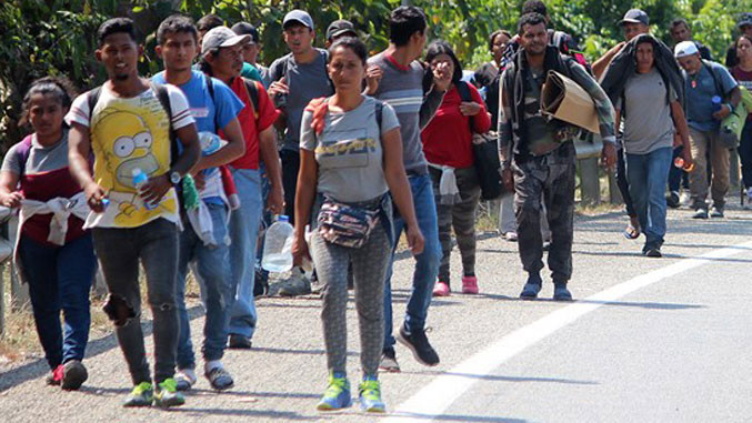 Qindra emigrantë u drejtuan drejt kufirit Meksikë-SHBA për të kaluar përpara zgjedhjeve