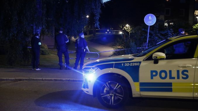 Gjenden dy trupa në një makinë të djegur në Suedi