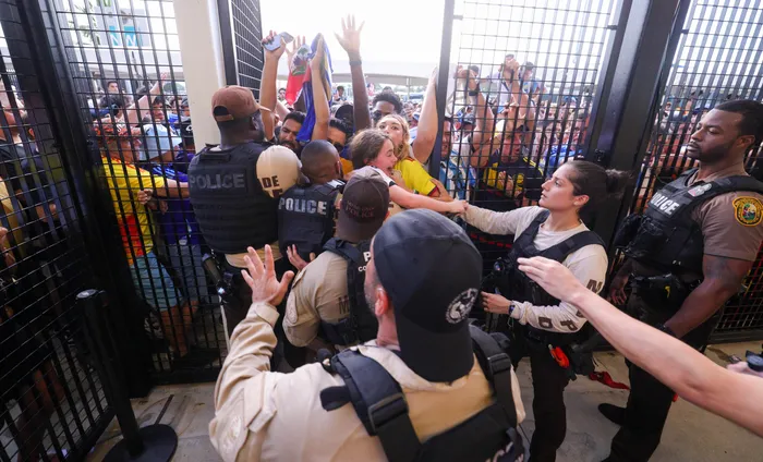 Kaos në prag të finales së Kupës së Amerikës, qindra tifozë pa biletë kaluan gardhet e sigurisë
