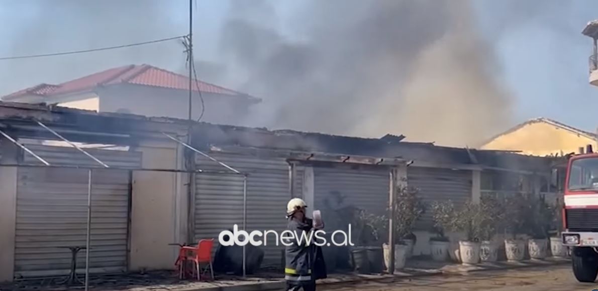 Detaje nga zjarri në Vlorë, një lokal dhe dy garazhe u përfshinë nga flakët, shkak dyshohet një shkëndijë elektrike