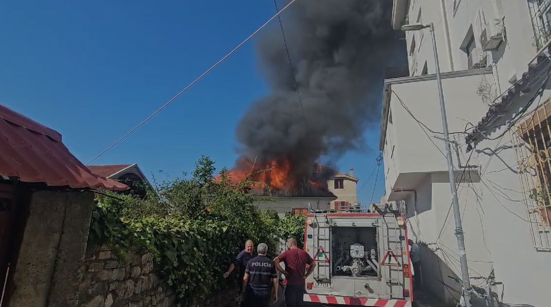 VIDEO/ Shkrumbohet një shtëpi në Shkodër, shkak dyshohet një shkëndijë elektrike