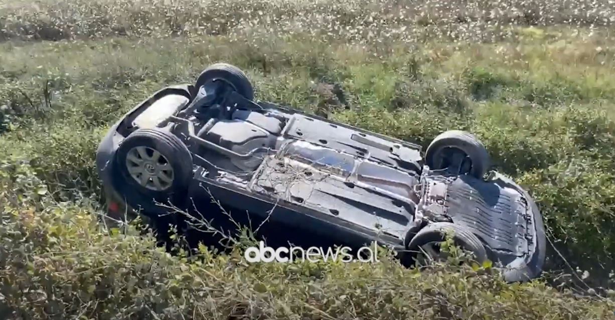 VIDEO/ Makina del nga rruga dhe përmbyset, tre të lënduar në Fier