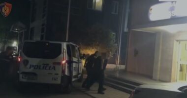 Dhunonte djalin/ Pranga babait në Fier, policia i gjen arsenal armësh në banesë