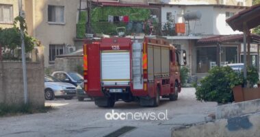 VIDEO/ Fëmija mbeti i bllokuar në banesë, zjarrfikësit e Vlorës ndërhyjnë në kohë