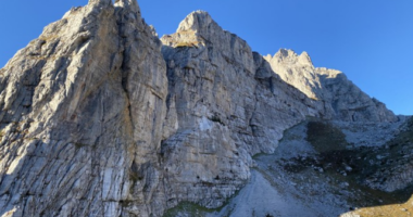 Shtetasi nga Kosova bie në greminë në Valbonë/ Kërkohet ndërhyrja e helikopterit për ta nxjerrë