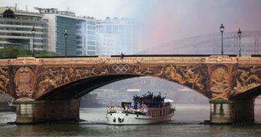 Bota me sytë nga Parisi, nis ceremonia hapëse e Lojërave Olimpike  