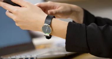 A e dini pse e mbajmë orën në dorën e majtë?