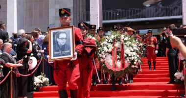 Lamtumira e fundit për Kadarenë/ Kolosi i letërsisë shqipe përcillet me lule e duartrokitje