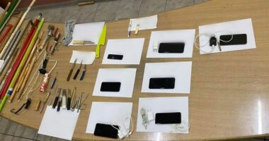 Kontrolle në burgun grek/ Telefona e thika, të dënuarve shqiptarë u gjenden sende të paligjshme