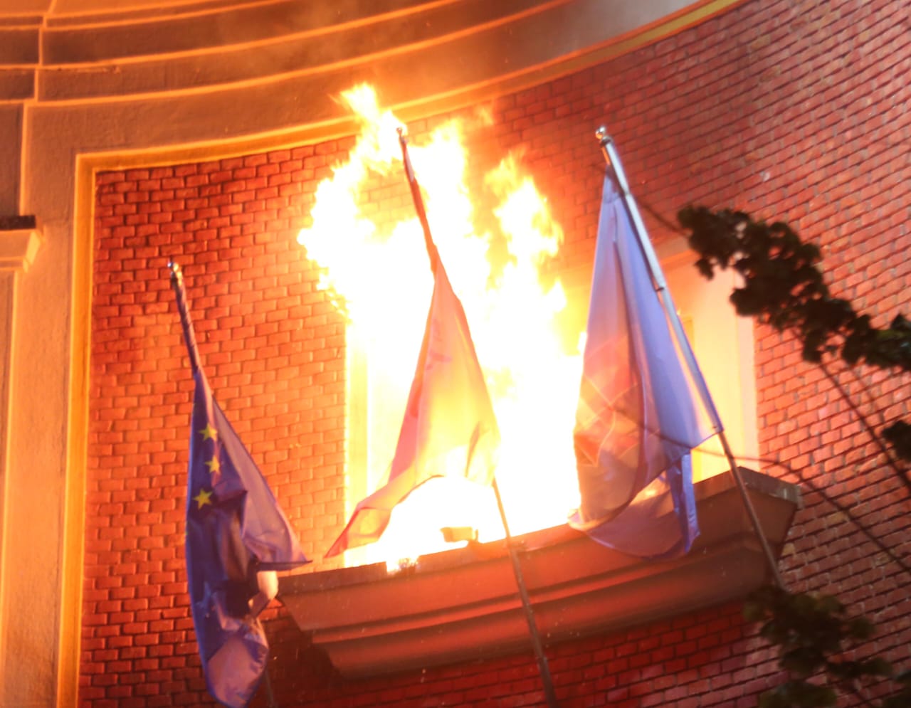 VIDEO/ Pas Kryeministrisë, mbështetësit e Berishës hedhin molotov para bashkisë, digjet flamuri kombëtar. Përplasje me efektivët