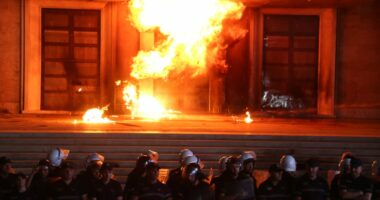 VIDEO/ Protesta e thirrur nga Berisha, hidhet molotov drejt kryeministrisë
