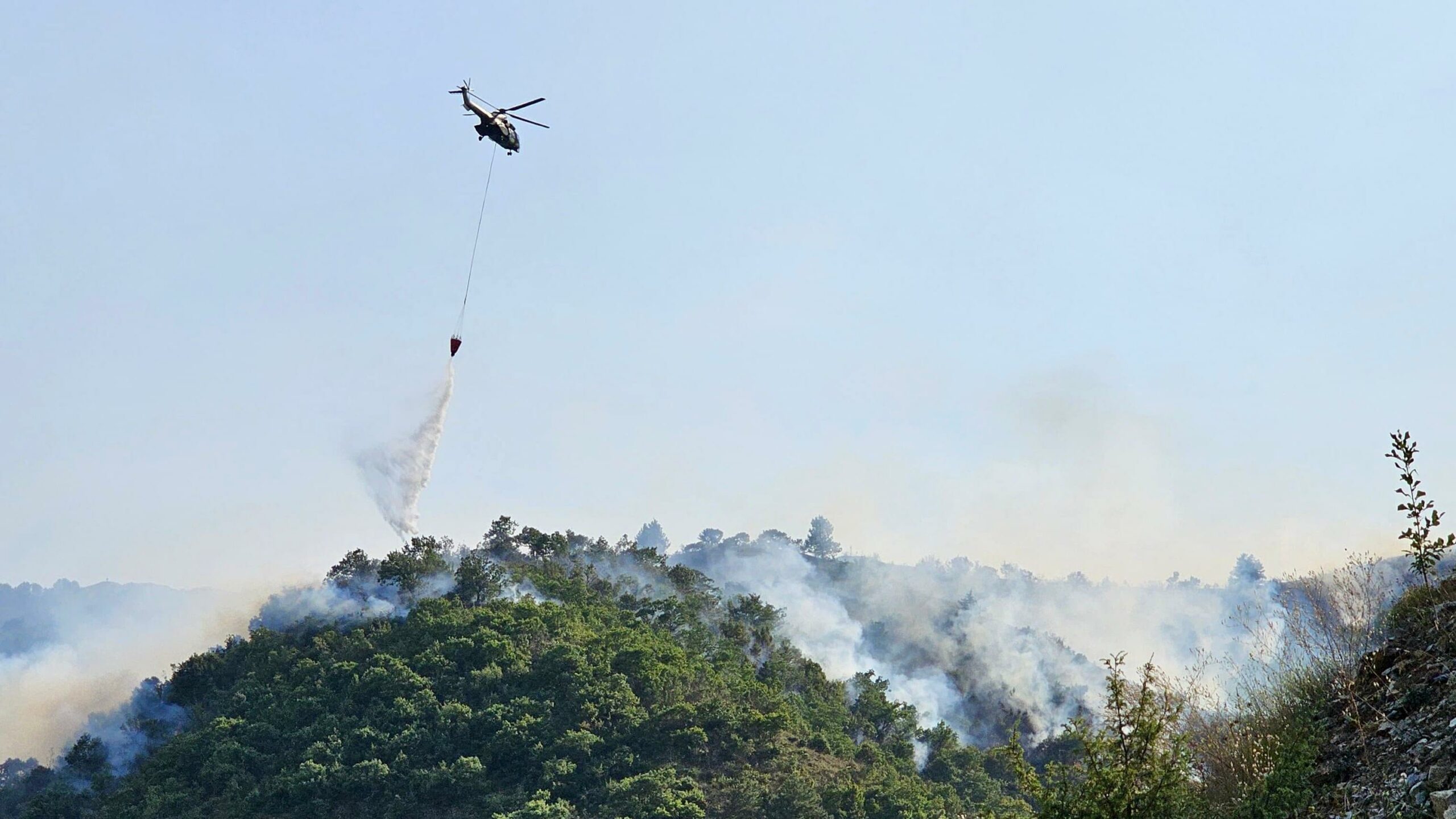 Situata me zjarret, aktive katër vatra në të gjithë territorin, ndërhyhet edhe me helikopter për të shuar flakët