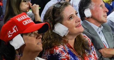 Republikanët fashojnë veshin si Trump, në mbështetje të ish presidentit