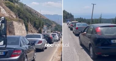 VIDEO/ Trafik i rënduar në aksin Dhërmi-Himarë, numër i lartë qytetarësh drejt bregdetit