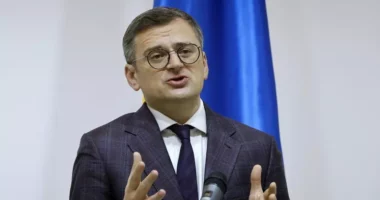 Ministri i Jashtëm ukrainas mbërrin në Kinë, pritet nga homologu kinez