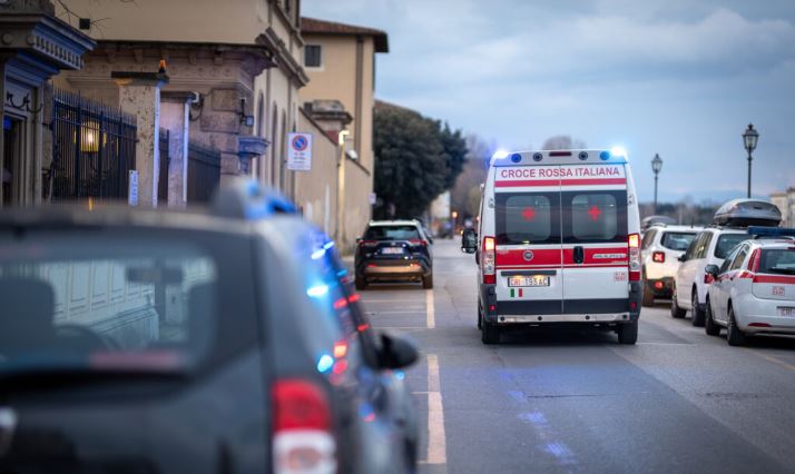 Tragjedi në Itali, babai e harron në makinë, humb jetën 1-vjeçarja