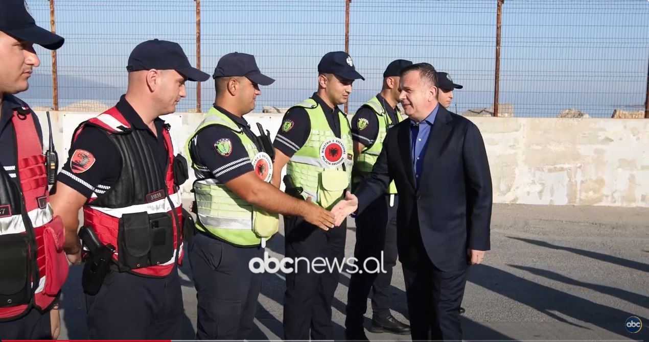 “Të garantojmë siguri për pushuesit”, Balla takon punonjësit e policisë në Vlorë