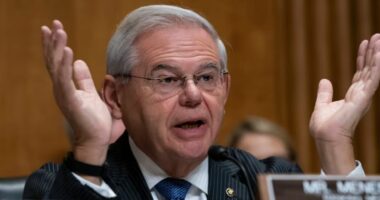 Akuzohet pë korrupsion, senatori Menendez jep dorëheqje
