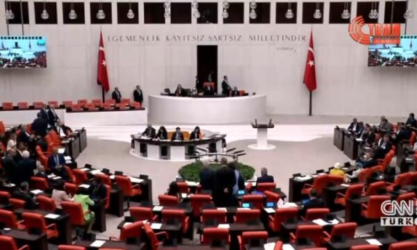 VIDEO/ Sherr në parlamentin turk, deputetët përplasen fizikisht