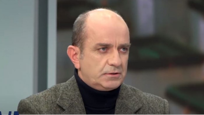 Vuante nga një sëmundje e pashërueshme, ndahet nga jeta gazetari Aristir Lumezi