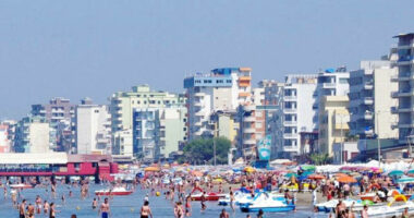 Shfrytëzonin për të lypur fëmijët e tyre të mitur, procedohen tre persona në plazhin e Durrësit