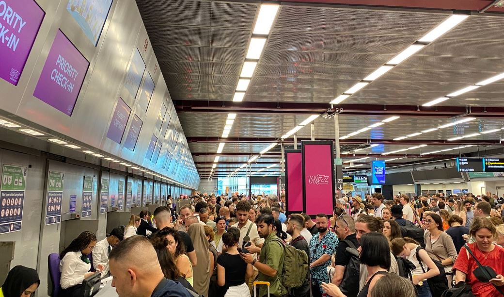 VIDEO/ Problemet në sistemin e IT shkaktojnë kaos, pasagjerët të bllokuar në aeroportin e Luton