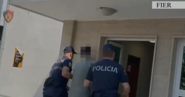 Parandalohet krimi brenda familjes/ Fier, tentoi të vriste me thikë një shtetase, pranga 33-vjeçarit