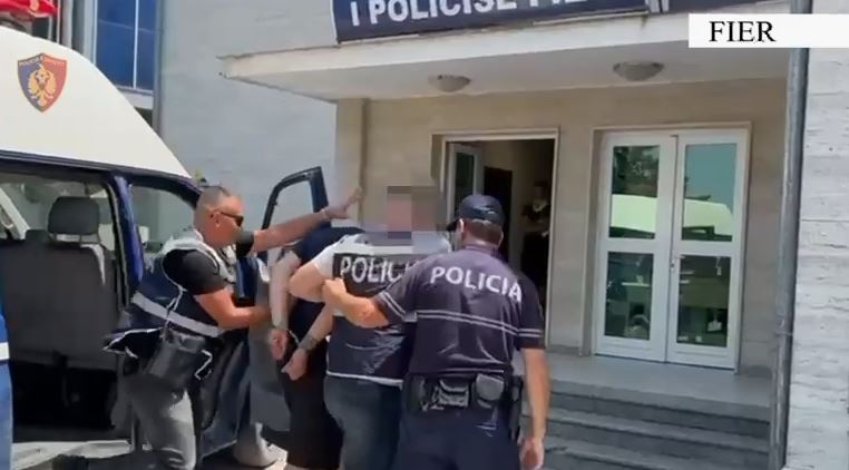 VIDEO/ Vidhte automjete dhe i shiste, arrestohet 24-vjeçari në Fier
