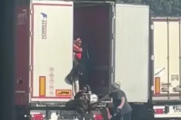 VIDEO/ Shoferi  dëbon emigrantët nga kamioni, më pas i godet me rrip. Pamjet shkaktojnë indinjatë