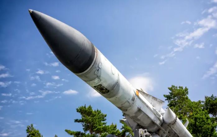 Rusia akuzon Korenë e Jugut për shantazh lidhur me furnizimet e mundshme të armëve në Ukrainë