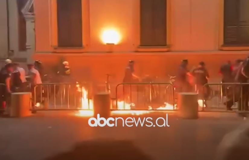 VIDEO/ Protesta e Berishës, hidhen molotovë drejt efektivëve para bashkisë, u rrezikohet jeta