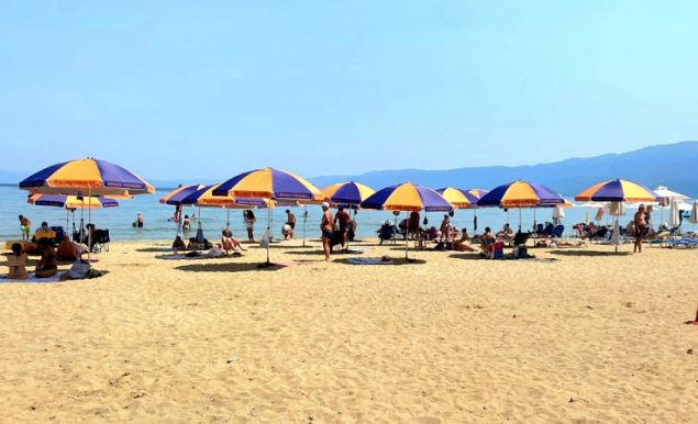 Larg vapës, në Pogradec/ Plazh e freski buzë liqenit të Ohrit, mbipopullohet qyteti