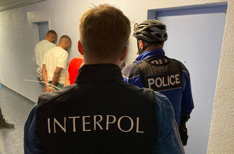 Interpoli arrestoi 300 kriminelë nga Afrika Perëndimore dhe konfiskoi tre milionë dollarë
