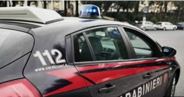 “Çmendet” shqiptari në Itali, i vë flakën makinës së policisë. Rezulton me precedentë penalë