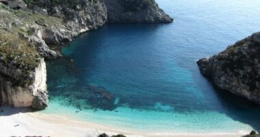 Plazhe publike të lira/ Lirohet hapësira në vijën bregdetare, në Karaburun