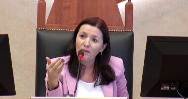 Tensione në Kuvend/ Bardhi kërkon të raportojë kryekomisioneri Celibashi, Felaj: Po shkel rregulloren me të dyja këmbët