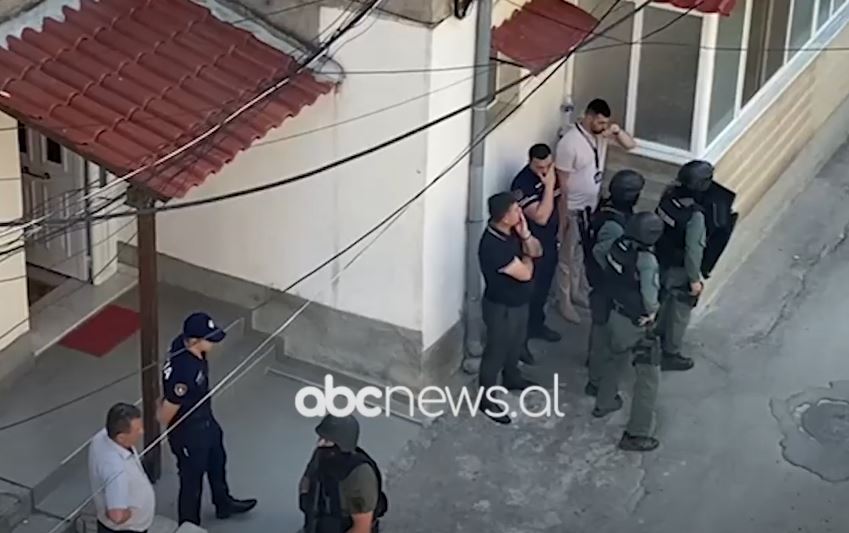VIDEO/ Forcat RENEA në gatishmëri. Korçë, rrethohet banesa e 71-vjeçarit që qëlloi me armë