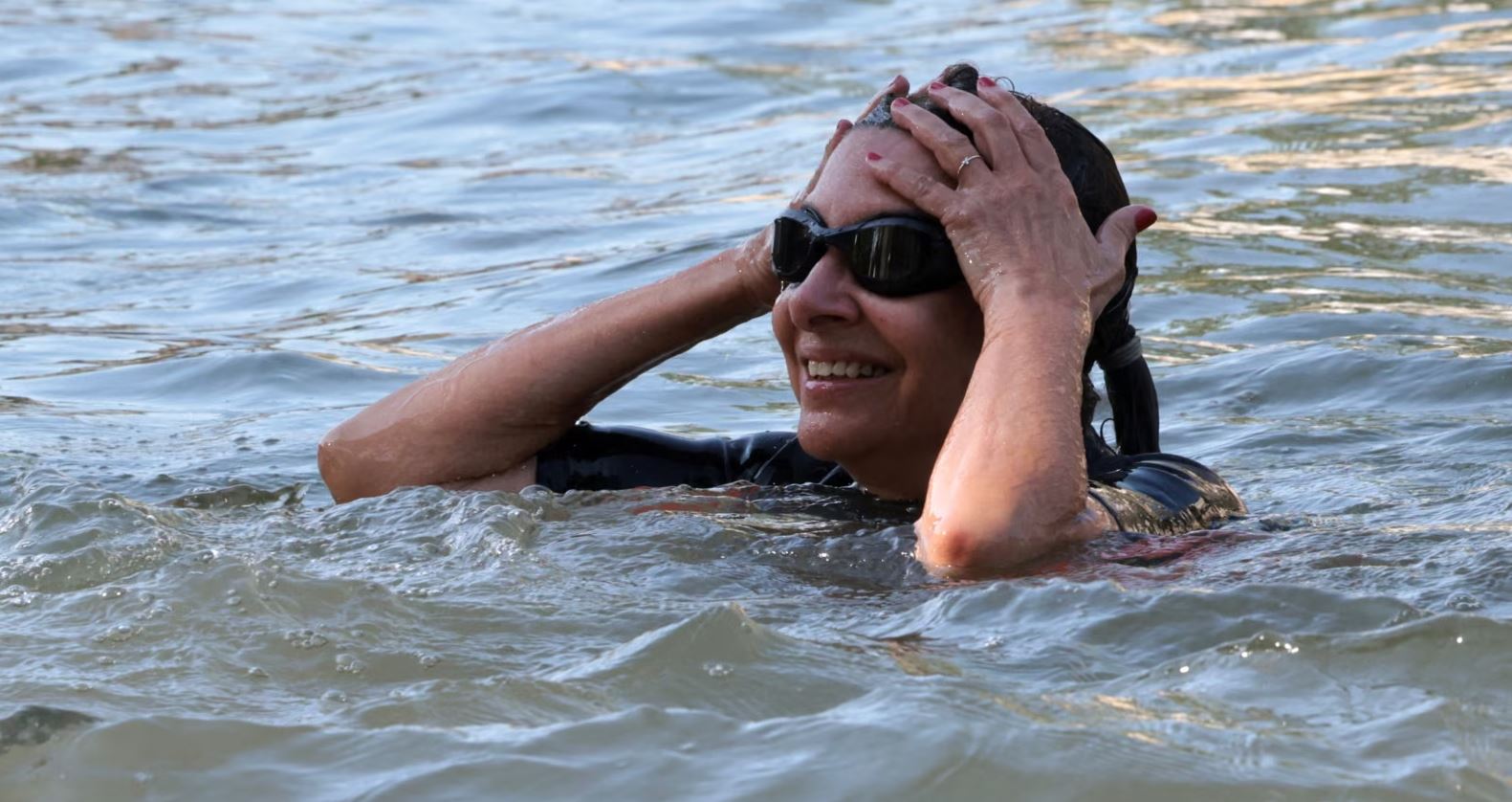 Kryebashkiakja e Parisit noton në lumin e Senës në prag të Olimpiadës