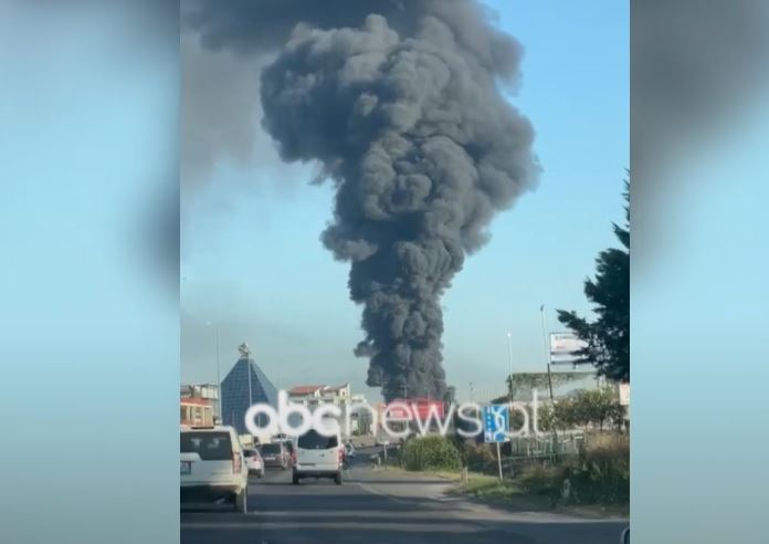 VIDEO/ Zjarr në një fabrikë për prodhimin e këpucëve në Vorë, shtëllunga të mëdha tymi në zonë