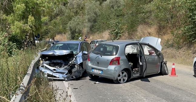 Dy automjete përplasen ‘kokë më kokë’ në aksin Levan-Fier, tre të plagosur