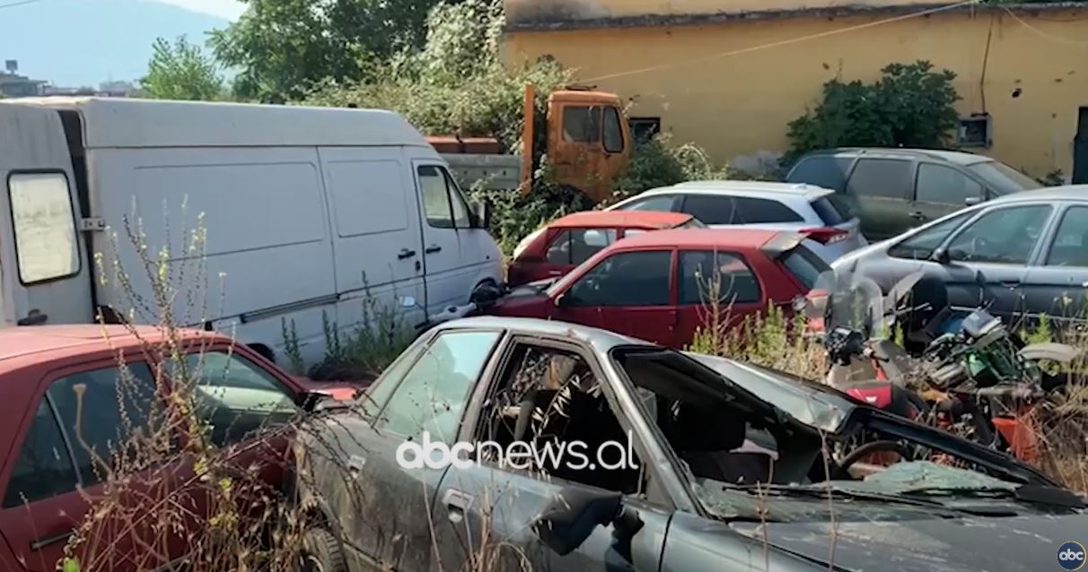 “Varrezat e makinave”, ende në rrugë / Gjirokastër, autoritetet premtojnë se do t’i shpërngulin se shpejti