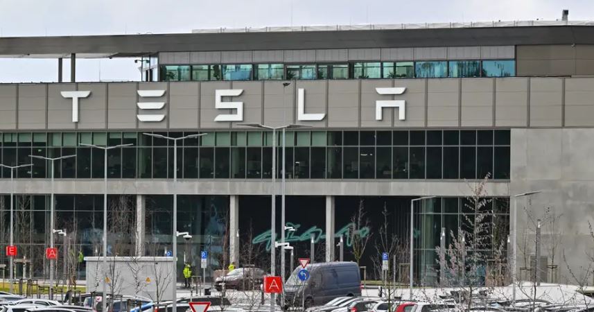 Skandal në fabrikën e Tesla në Gjermani, vidhen 65 mijë filxhanë kafeje